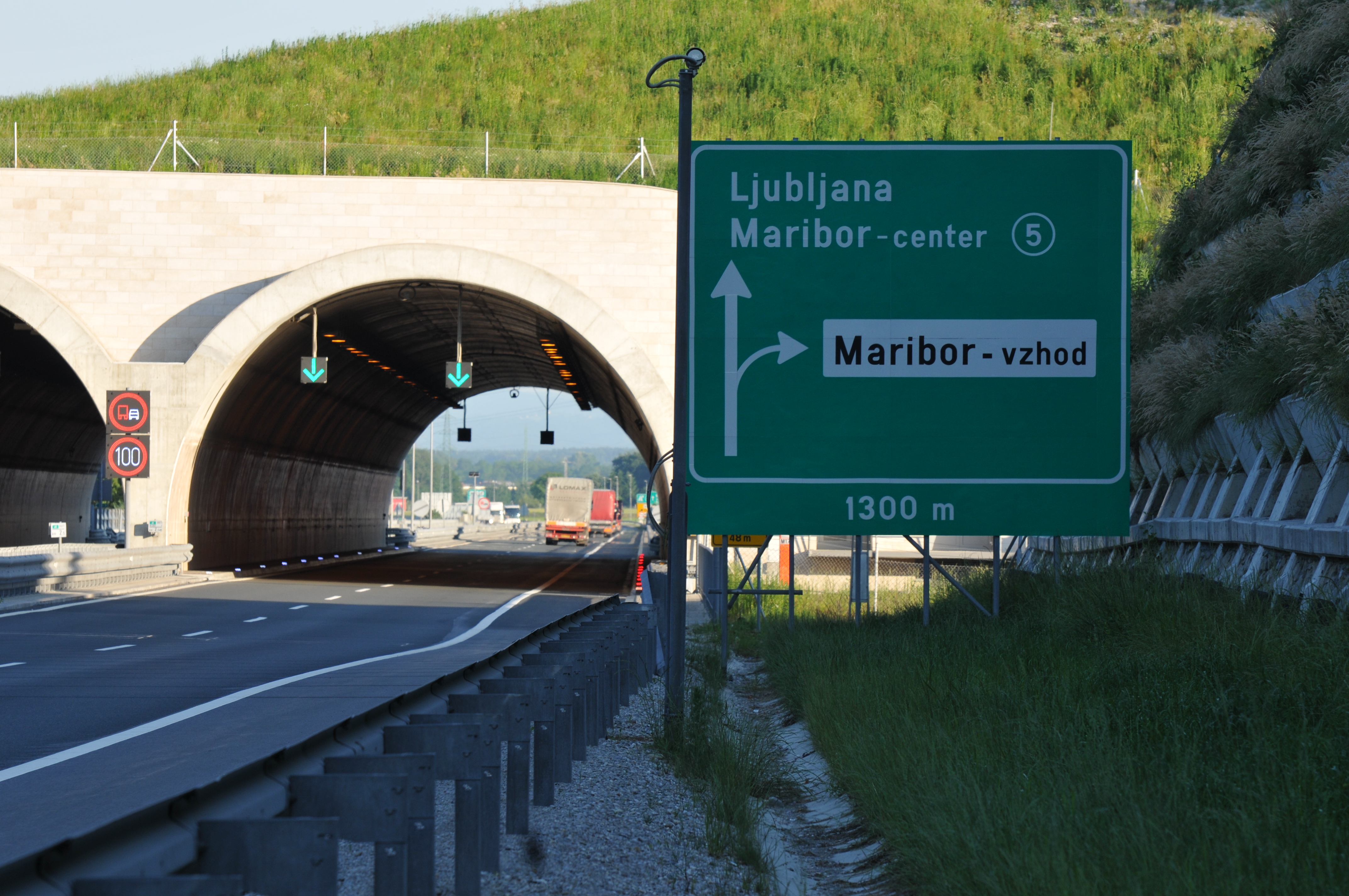 Štajerska avtocesta s tablo za izvoz na priključku Maribor vzhod